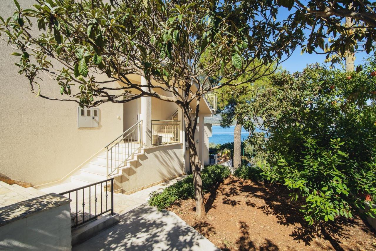 Villa Bua - Beautiful Seafront Apartments Трогір Екстер'єр фото