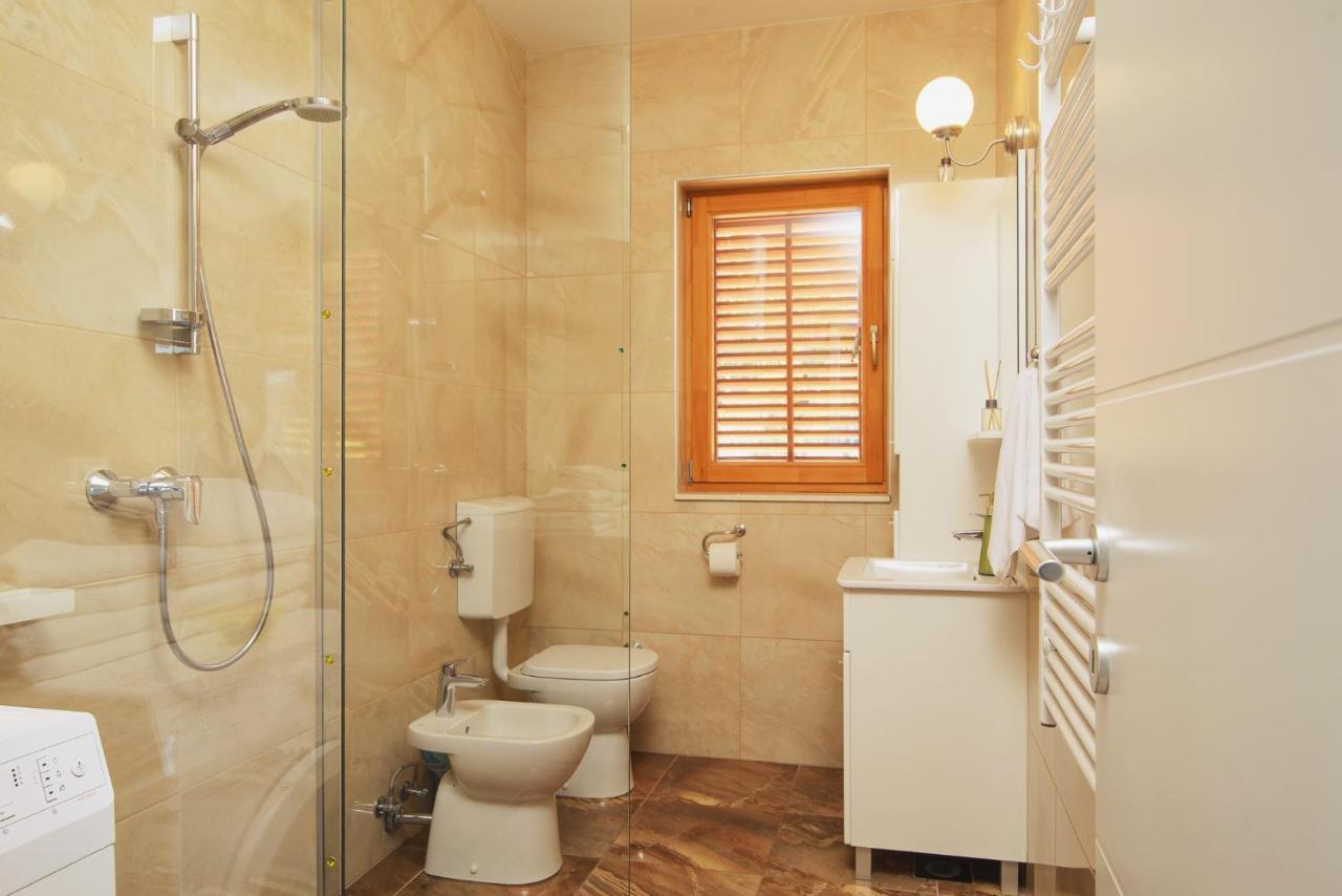 Villa Bua - Beautiful Seafront Apartments Трогір Екстер'єр фото