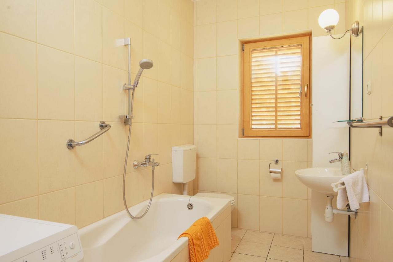 Villa Bua - Beautiful Seafront Apartments Трогір Екстер'єр фото